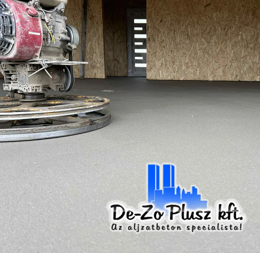 Simított estrich aljzatbeton kivitelezés közben, amely padlófűtéshez készül és az aljzat minőségét mutatja.