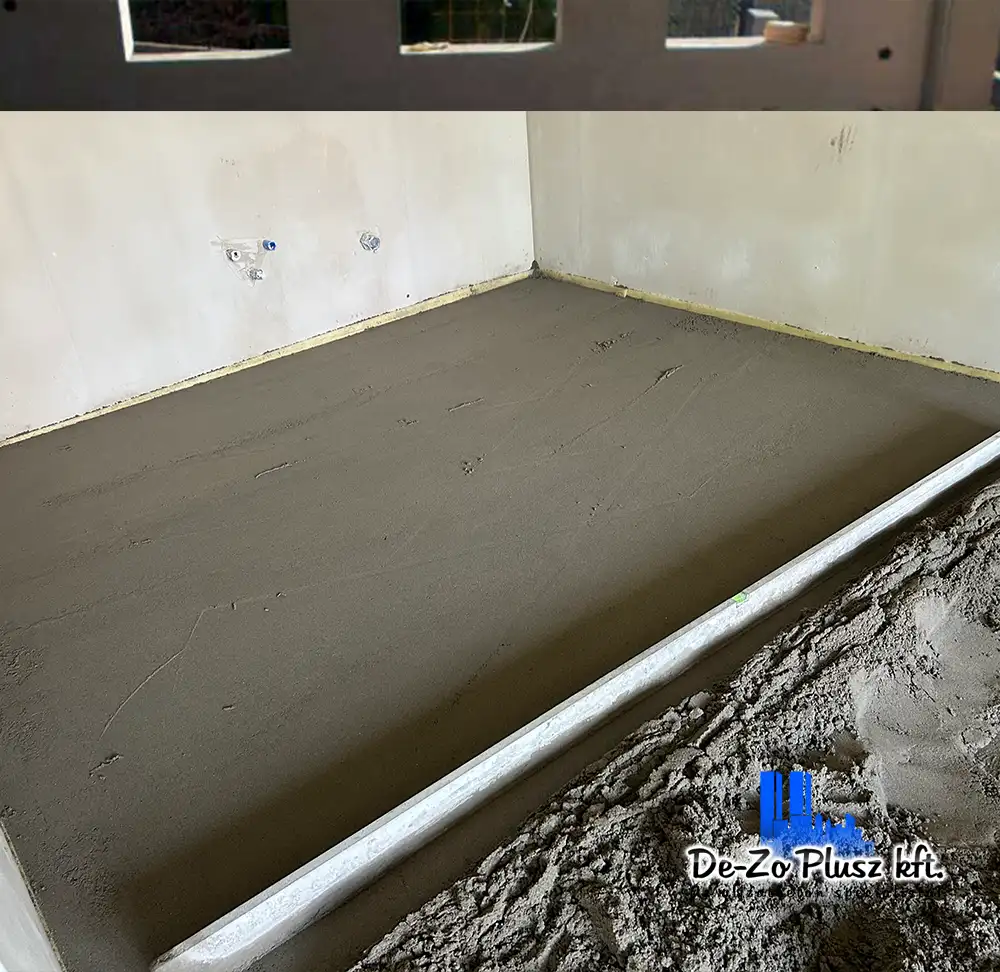 Frissen lehúzott estrich betonozás beltéri helyiségben, peremszigetelő szalaggal, sima felületű aljzatkiegyenlítés – Galantusz Grafika.