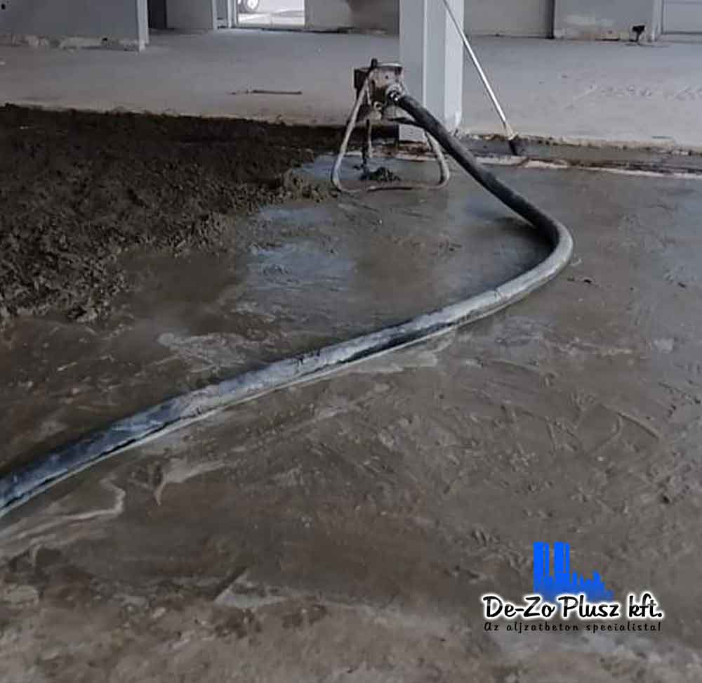 Az épület padlóján folyamatban lévő kontakt esztrich betonozás látható, ahol a speciális technológia közvetlenül az aljzathoz tapad. A gépi pumpás betonozás egyenletes és gyors kivitelezést biztosít, ideális megoldás ipari és kereskedelmi terekhez.